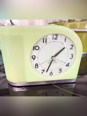 Big Ben moonbeam alarm clock. Vintage. Electric. Green